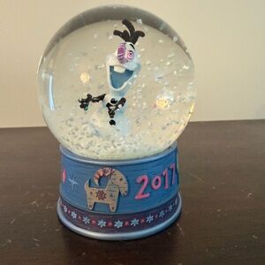 DISNEY Store 2017 SNOWGLOBE OLAF'S FROZEN ADVENTURE Holiday SNOW Globe